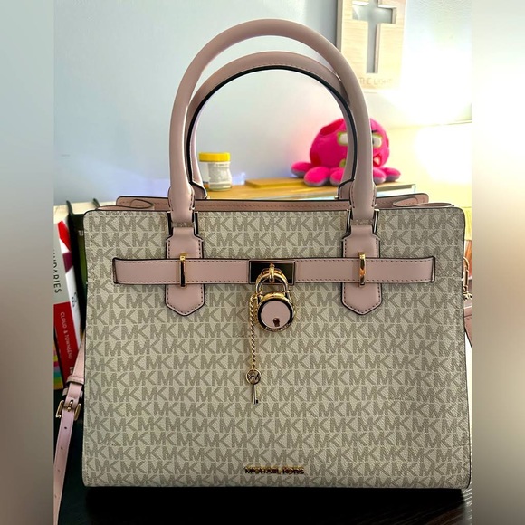 selling this michael kors bag it’s brand new - Picture 1 of 1